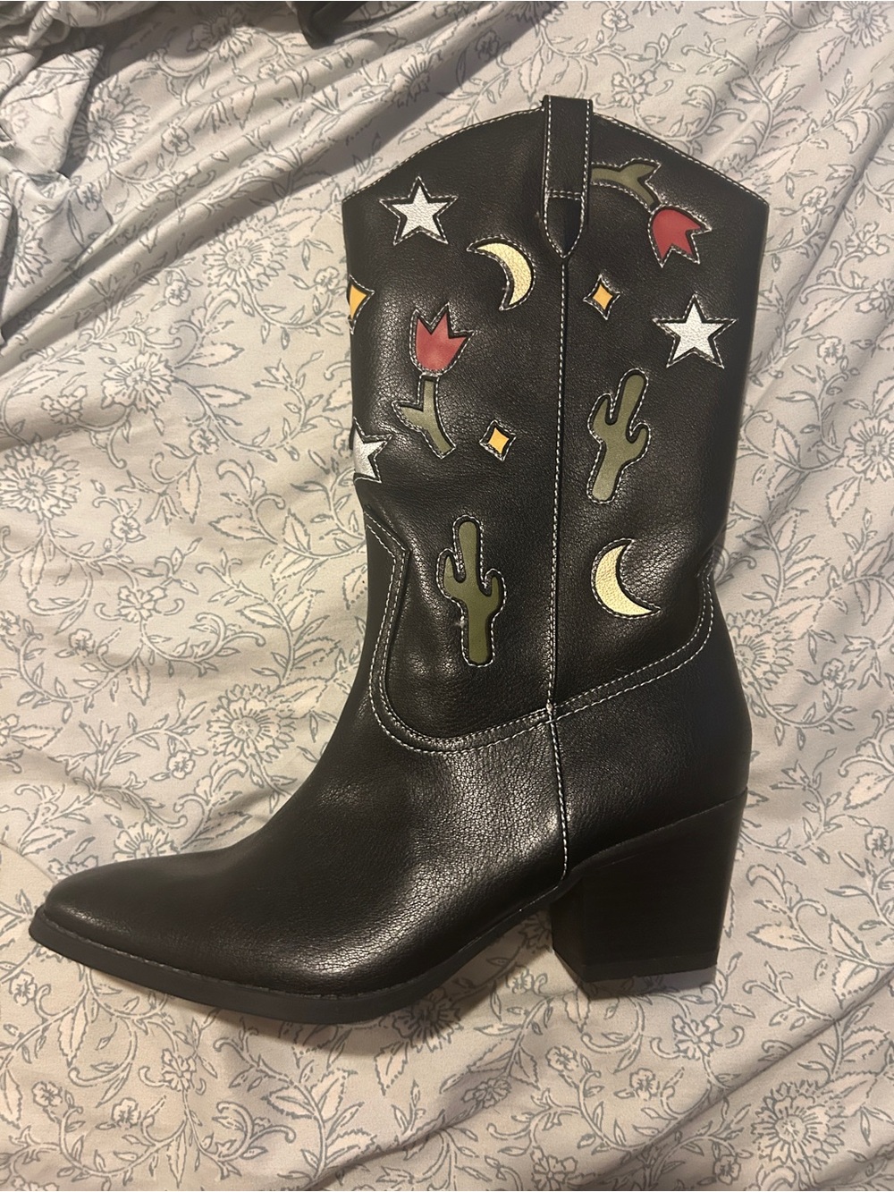 Black Women's Embroidered Western Boots - Stylish Cowboy Fashion - Picture 2 of 7